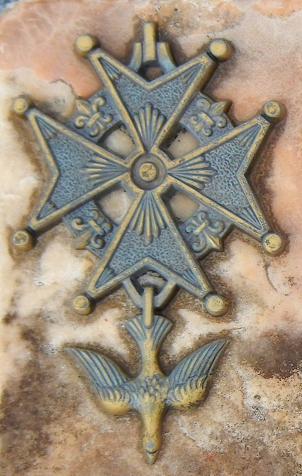 La croix huguenote entre dans les cimetières de la Bretagne