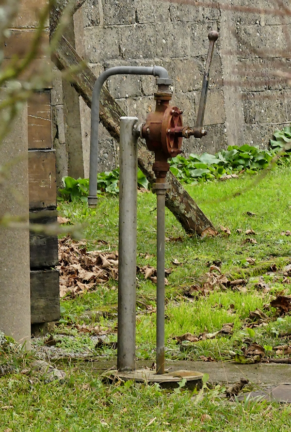 pompe de puits ancienne manuelle